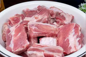 炖排骨时，牢记不要焯水和直接下锅，教你一招，软烂入味不老不柴