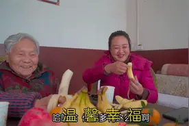 一家人坐在一起 回忆一下小时候的时光 滑稽搞笑却又温馨幸福视频封面