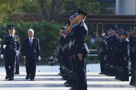 香港警察请你检阅，风笛听到头痛换首军歌压压惊视频封面