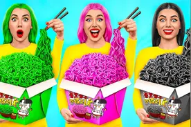 搞笑外国人：三种颜色火鸡面挑战，除了爆辣猜猜还有口味呢？