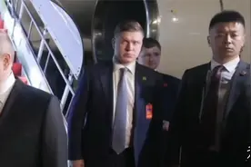 中俄保镖相视一笑霸气外露！两猛男眼神互动火出圈，都是顶视频封面