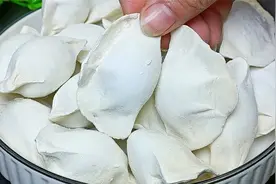 煮速冻饺子，记住别用开水或冷水煮，教你一招，出锅和现包的一样视频封面