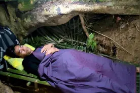 小伙独自挑战雨林求生，不顾山洪爆发，直接在河沟边搭建避难所视频封面
