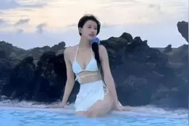 孙怡罕见公开泳装美照，穿白色比基尼秀小蛮腰，身材纤细不输少女视频封面