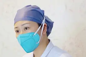 小伙啤酒白酒掺着喝，直接将自己喝的口吐黄色液体陷入昏迷视频封面