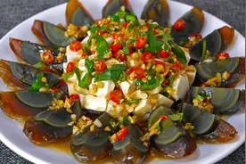 凉拌皮蛋豆腐，好多人第一步就做错了，大厨教你一招，更香更入味