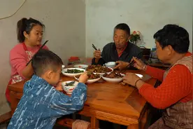 媳妇一言不合就给鸭子洗澡，做成美味的青豆烧鸭子，真的太香啦