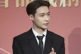 张艺兴入职国家话剧院，耿直发言引大笑，离场时与孙红雷诉说紧张视频封面