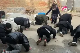 没有血缘的13个00后兄弟，大年初一给彼此父母磕头拜年