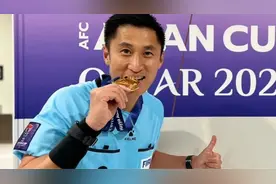 失控！大连球迷高喊马宁进监狱 欲砸东西施暴 安保撑伞护送裁判视频封面