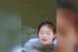 越南美女荒野求生，在野外挖地下庇护所，还在荒野快活的游泳视频封面