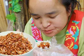 贵州超级好吃的糯米团，加脆臊加辣椒脆，一口下去嘎吱响，好吃