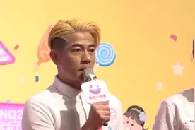 66岁刘晓庆回乡探亲排场大 被乡亲夹道欢迎却表情严肃疑似黑脸视频封面