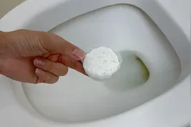 今天才知道，把洗衣粉放进马桶中，解决了很多人烦恼，太实用了视频封面