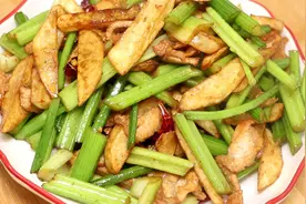 芹菜搭配土豆是绝配，简单一做，脆嫩鲜香，爽口解馋，家人超爱吃视频封面