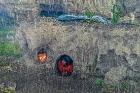 趁着暴风雨来临之前，挖建出窑洞庇护所，窝在里面躲雨睡觉！视频封面