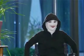 小伙的老婆即使毁容，小伙依旧爱她，真是令人感动！视频封面
