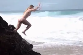 美女搞笑失误摔跤视频封面
