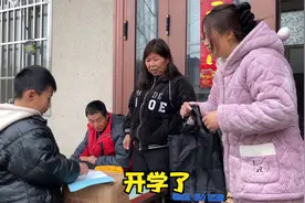 儿子开学第一天，回来带一张奖状，妈妈又给他买个新书包，真高兴视频封面