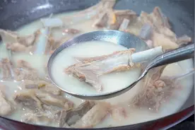 炖羊肉汤，记住不要直接炖，牢记3放4不放，炖出来汤鲜味美无膻味