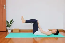 睡前2个动作快速瘦肚子，只练了半个月，小肚子没了，腹部平坦了