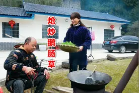 鹅肠草很多人都没有吃过吧？看阿英掐一筲箕回来炝炒，味道太香了视频封面