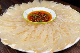 做猪皮冻，切记不要直接下锅熬，教你正确做法，筋道透亮无腥味