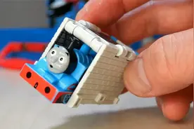 小男孩喜欢的蓝色托马斯小火车玩具火车头在桌面滑行比赛游戏视频封面