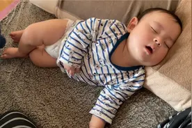 8个月的宝宝早上迟迟不醒，妈妈进房间一看，接下来一幕萌化了！视频封面