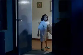 女儿晚上看了恐怖片，吓得不敢自己睡觉.视频封面