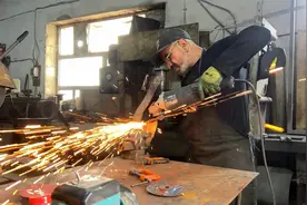 小哥花500定制战斧，师傅用刚钢板切割锻打，成品大家觉得值吗？