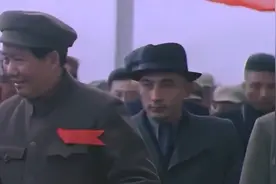 49年国庆节开国大典的高清影像，阅兵的战车都是在战争中缴获来的