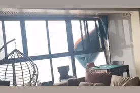 重庆大风将16楼整面窗吹走，房主：没人受伤，已定制新的窗户视频封面