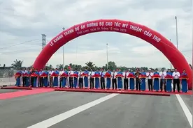越南开通新高速公路，23公里耗资14亿，司机却难以找到公路入口视频封面