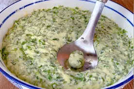 韭菜疙瘩，像饺子一样好吃的韭菜做法，简单快速，连汤都鲜美