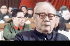 两刊一报中提到的“两个凡是”并非主席原话，两者存在差异！视频封面