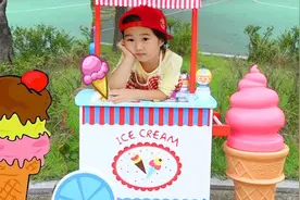 天气太热了，宝蓝在游乐场附近卖冰淇淋，真像个做生意的小大人！视频封面