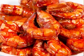 这才是山东“油焖大虾”正确做法，鲜味又入味，好吃到舔手指