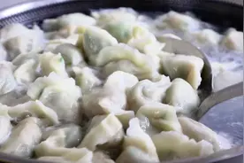 立秋贴秋膘了，韭菜土豆丝馅饺子分享你，鲜嫩多汁，真香！视频封面