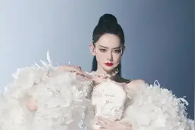 戚薇的浪姐《七》火到国外，俄语姐姐赤脚翻唱，泰语一出来开口跪视频封面