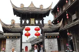 双江古镇生态优良，大牌坊气势恢弘，古朴典雅，蔚为壮观。视频封面