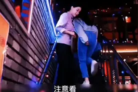 30. 驻唱歌手坐地起价罢演谁料保洁阿姨临时上台救场，一开口就惊