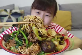 用所有喜欢的蔬菜炒1盘麻辣香锅，1碗米饭就着吃，麻辣鲜香真过瘾