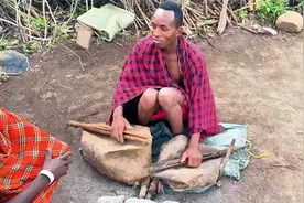 原始部落中的锻刀大师，一把木炭熔炼钢铁，轻松锻造各种