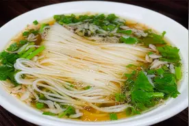 热汤面好吃有诀窍，教你面馆不外传秘诀，汤色清澈，营养又美味