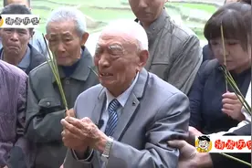 阔别大陆多年，台湾老兵跪父母墓前痛哭：爸妈，不孝儿回来了视频封面
