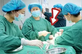 医生划开妈妈腹部将宝宝取出，一声哎呀，乐坏全场医护人员视频封面