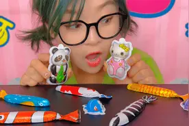 小猫咪捉鱼，好好吃的爆浆软糖和巧克力呀视频封面