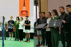 张曼玉林丹搭档打羽毛球，59岁状态依旧很棒，合照时甜笑好漂亮视频封面