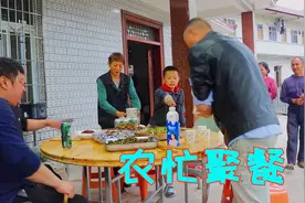 四川农忙打菜籽太忙了，煮只土鸡在小酌两杯，农家小院聚餐真热闹视频封面
